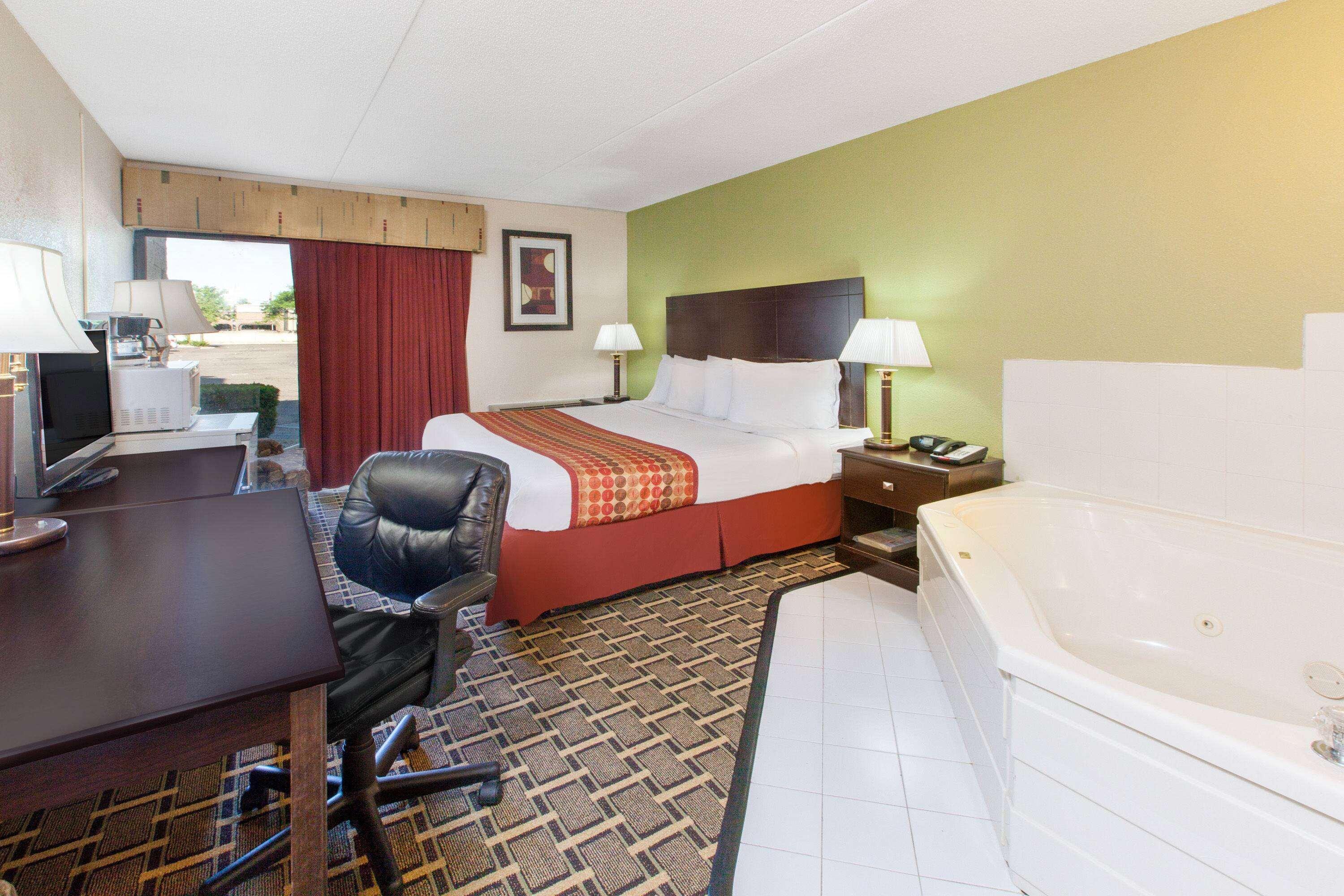 Days Inn & Suites By Wyndham Madison Heights Mi Εξωτερικό φωτογραφία