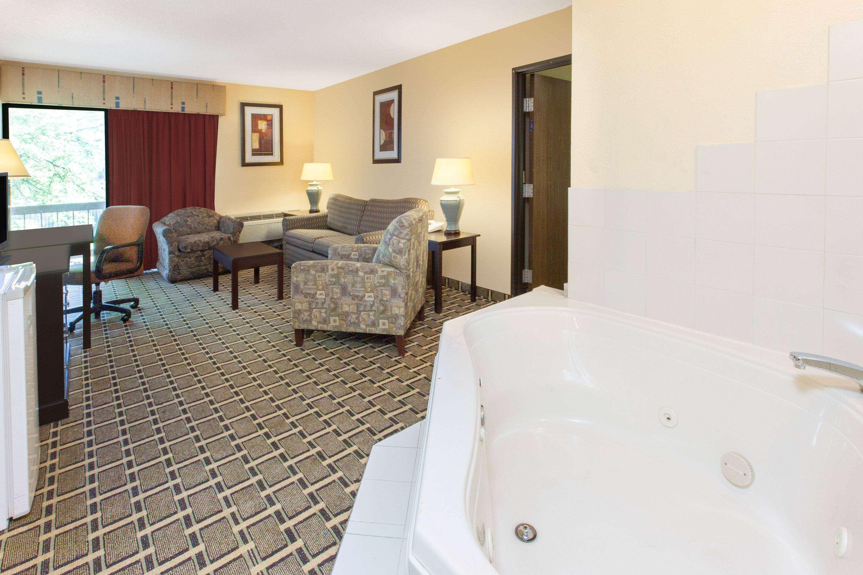 Days Inn & Suites By Wyndham Madison Heights Mi Εξωτερικό φωτογραφία