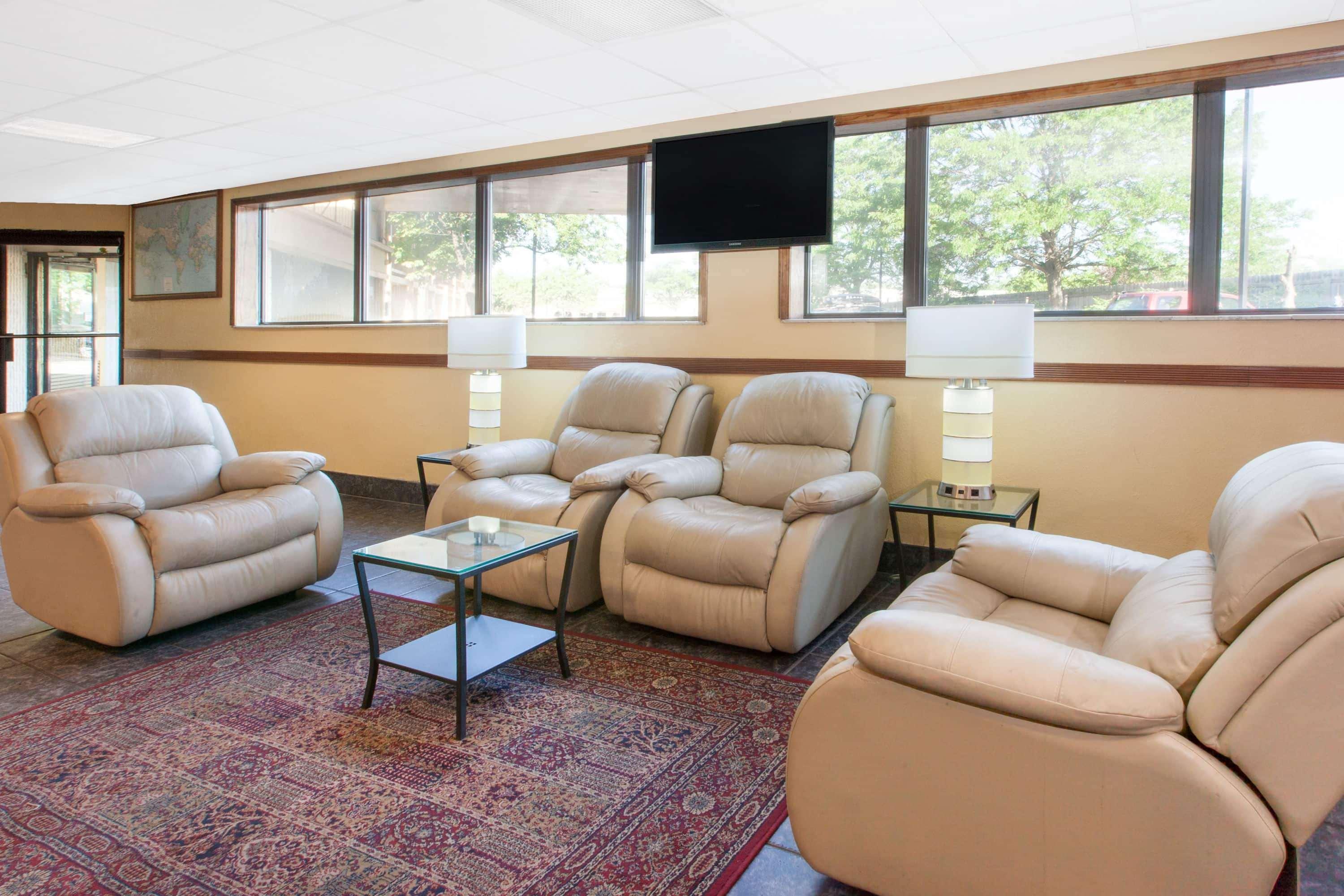Days Inn & Suites By Wyndham Madison Heights Mi Εξωτερικό φωτογραφία