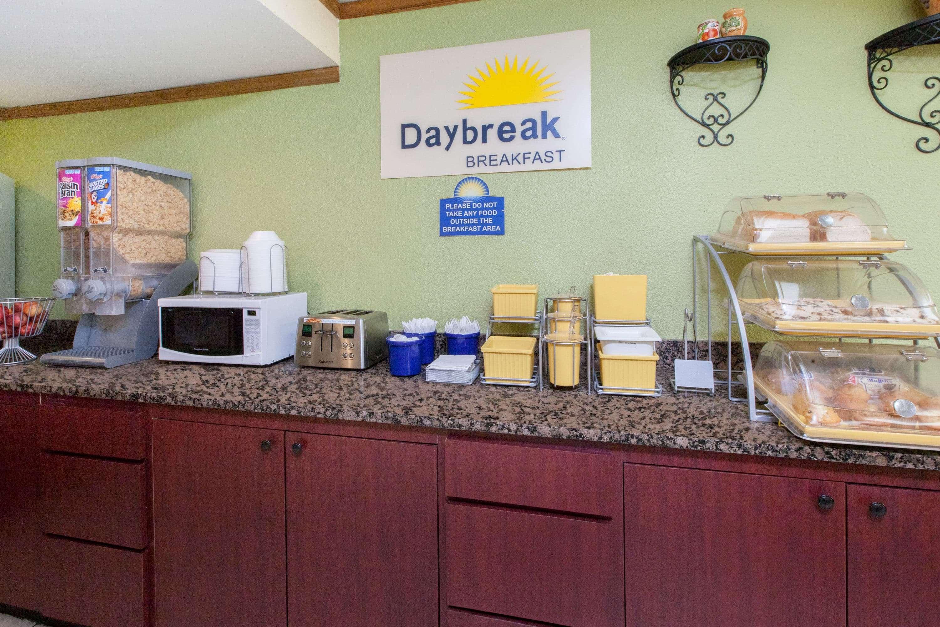 Days Inn & Suites By Wyndham Madison Heights Mi Εξωτερικό φωτογραφία