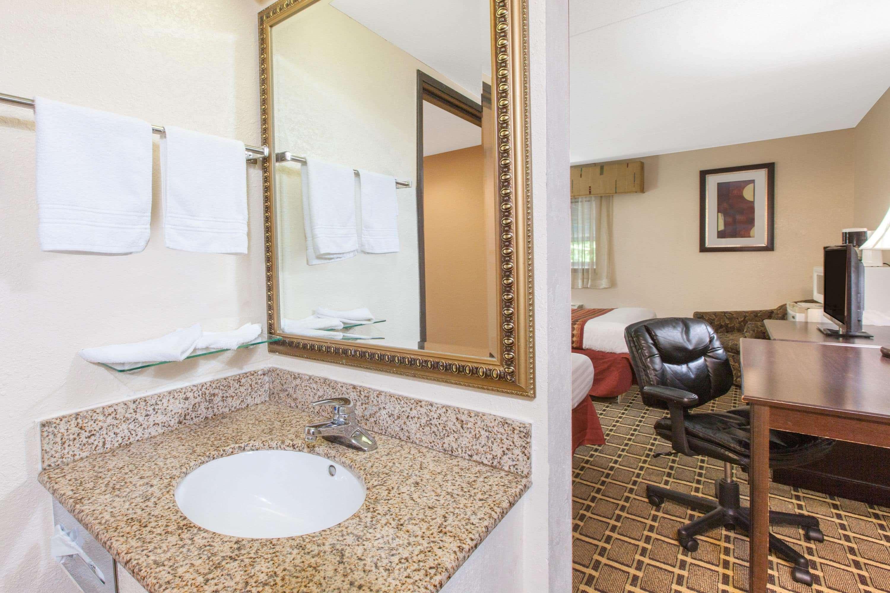 Days Inn & Suites By Wyndham Madison Heights Mi Εξωτερικό φωτογραφία