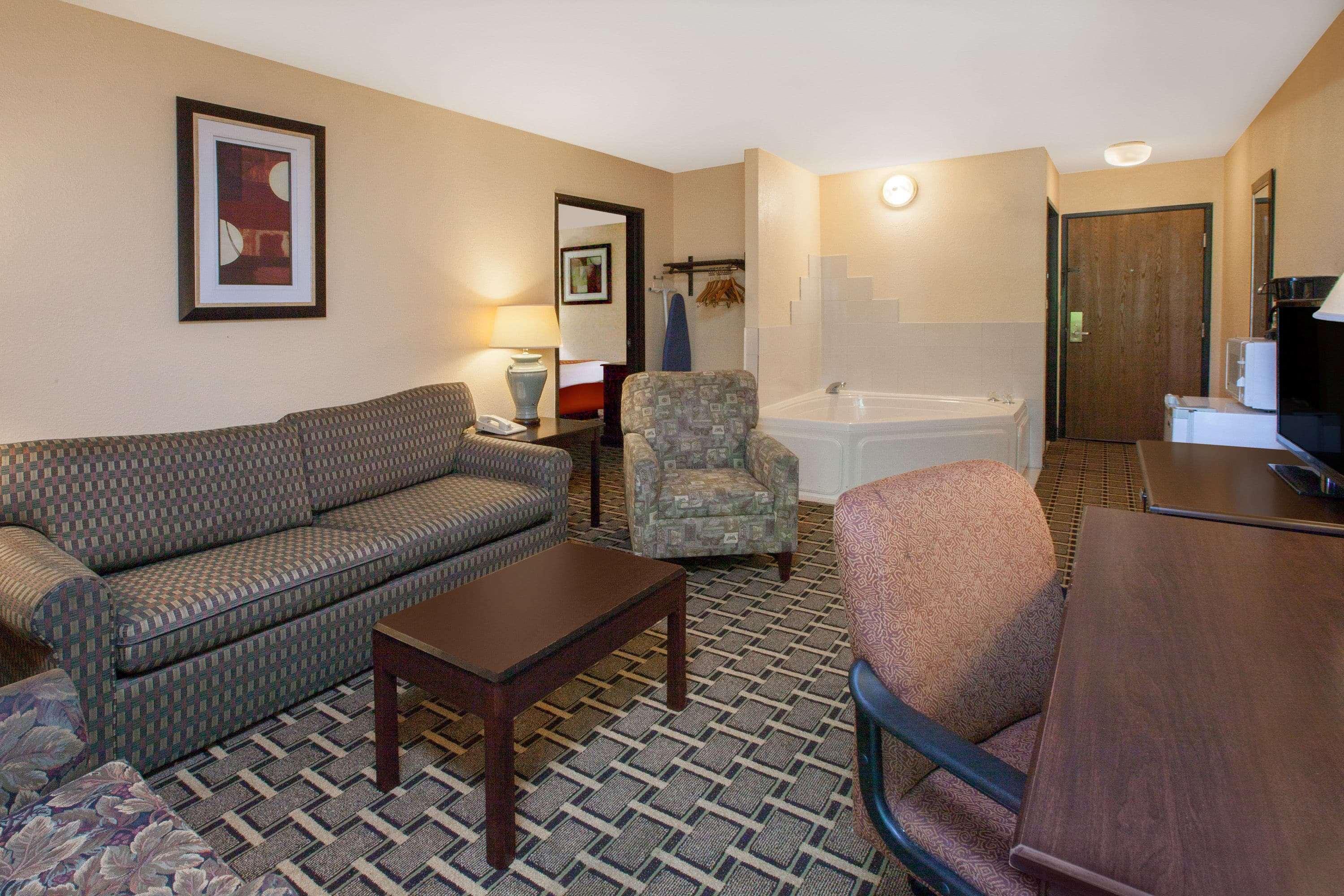Days Inn & Suites By Wyndham Madison Heights Mi Εξωτερικό φωτογραφία