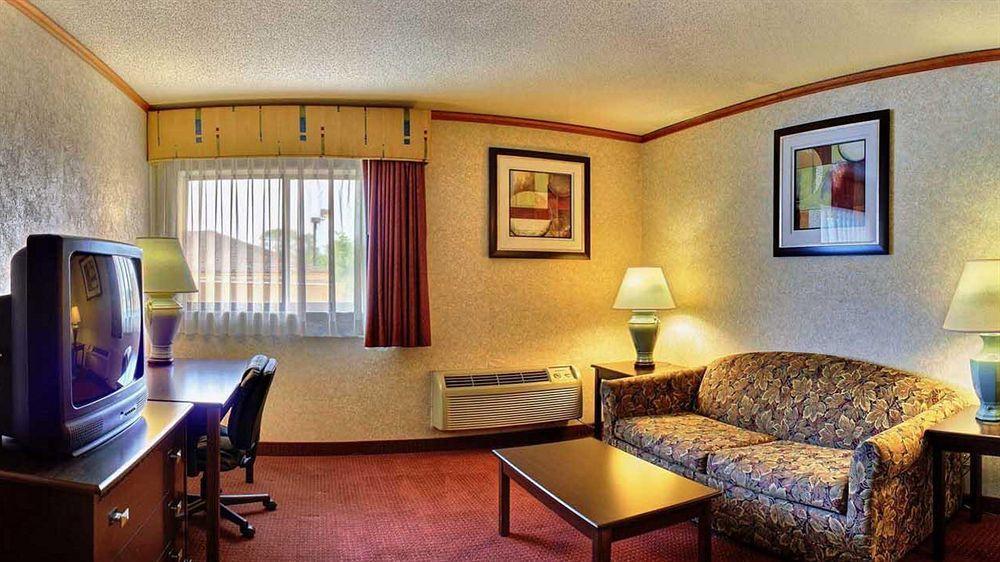 Days Inn & Suites By Wyndham Madison Heights Mi Εξωτερικό φωτογραφία