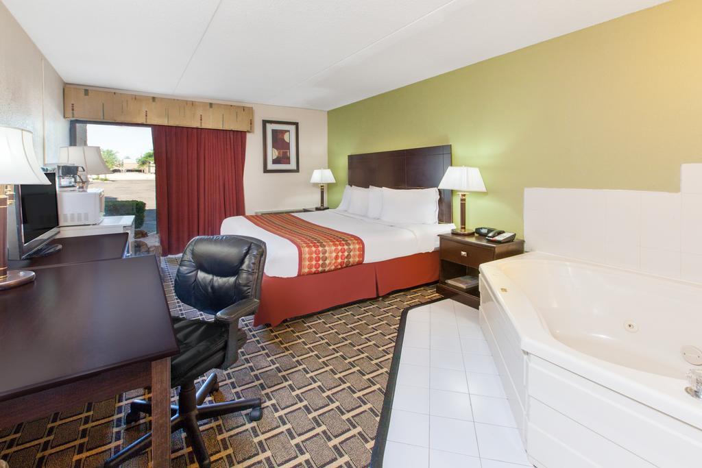 Days Inn & Suites By Wyndham Madison Heights Mi Εξωτερικό φωτογραφία