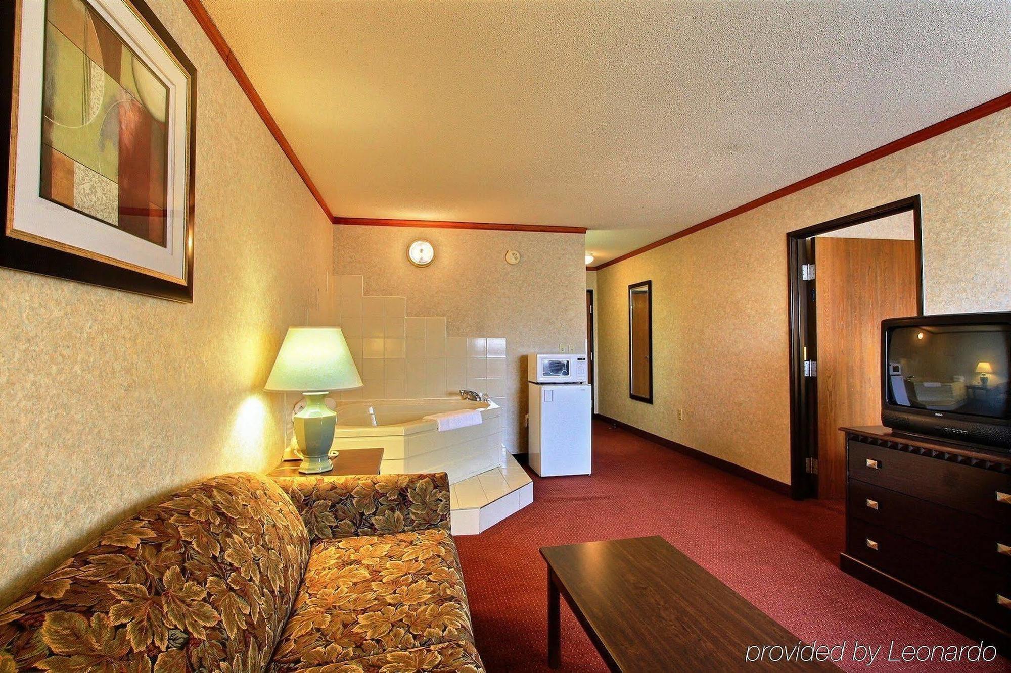 Days Inn & Suites By Wyndham Madison Heights Mi Εξωτερικό φωτογραφία