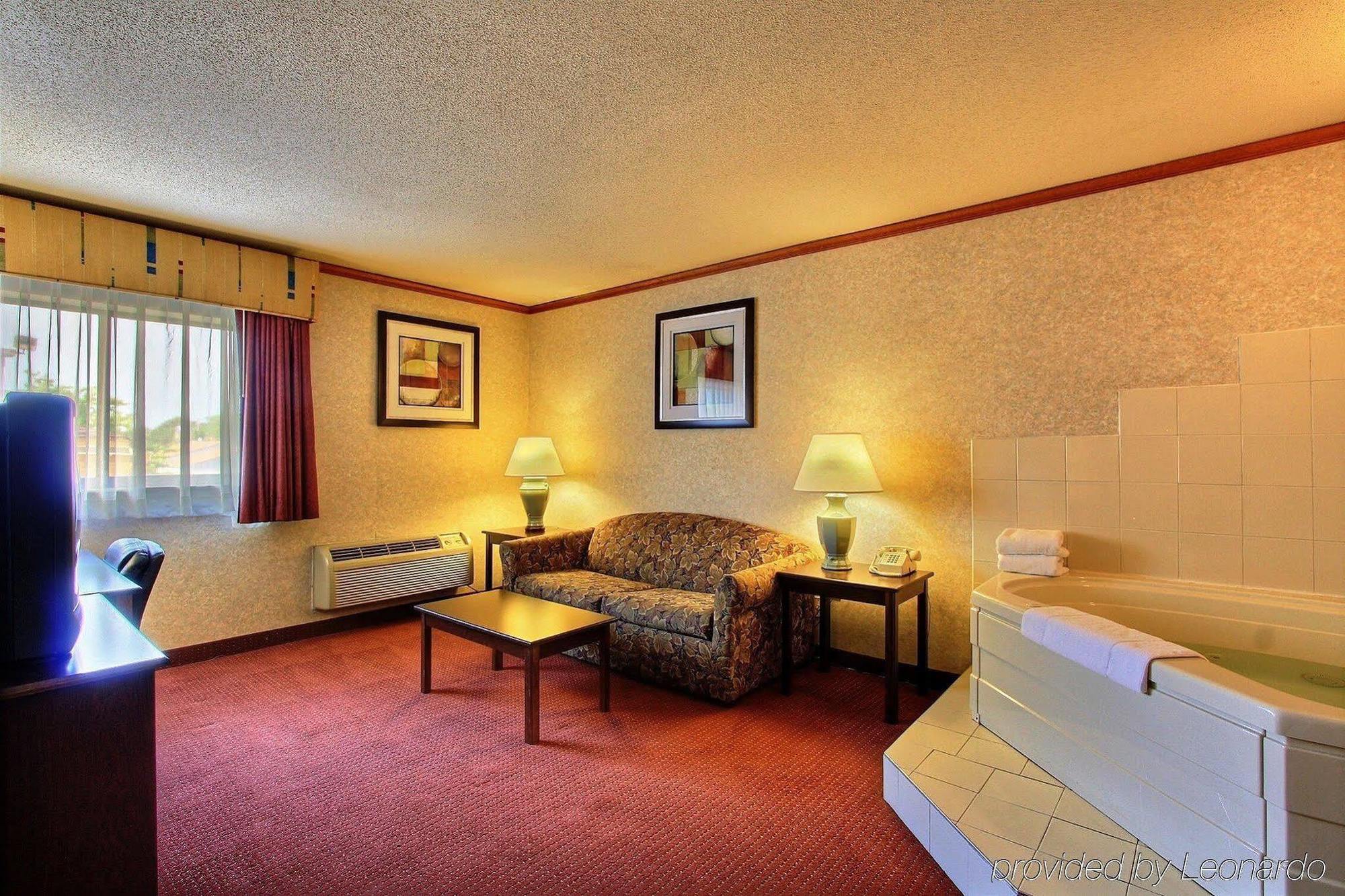 Days Inn & Suites By Wyndham Madison Heights Mi Εξωτερικό φωτογραφία
