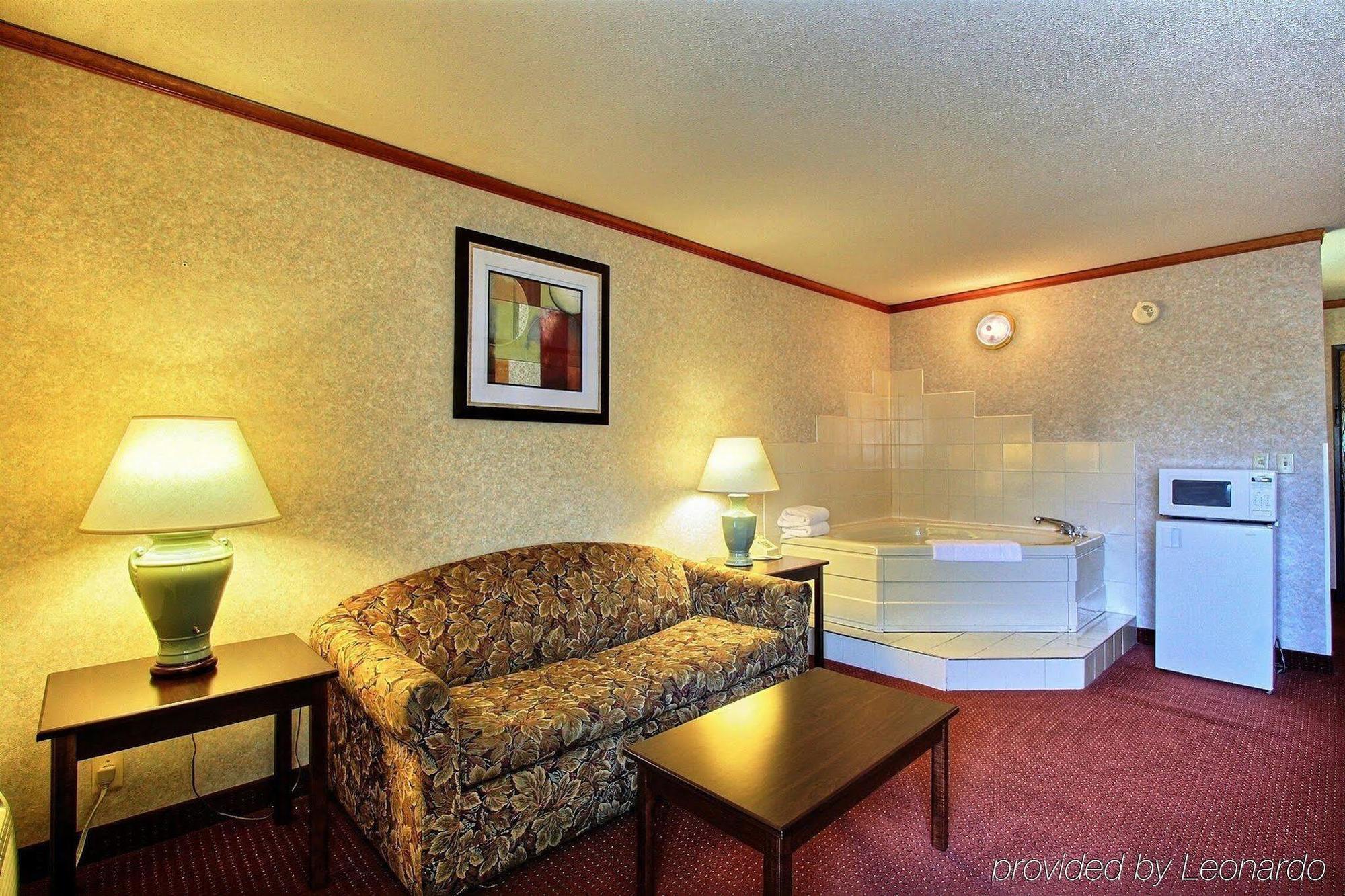 Days Inn & Suites By Wyndham Madison Heights Mi Εξωτερικό φωτογραφία